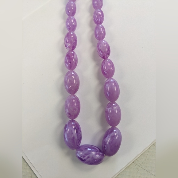 VTG. CHUNKY MARBLED LILAC LUCITE NECKLACE - Picture 3 of 11